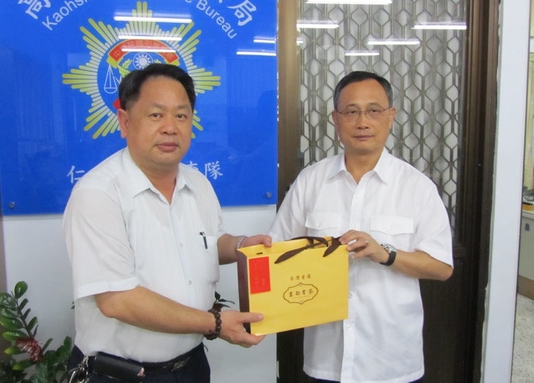 高齡翁視力不佳寸步難行 岡山分局警獲報前往協助