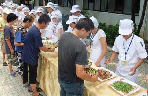 中油高雄煉油廠響愛鄰里  廠長李順欽中秋送愛關懷長輩