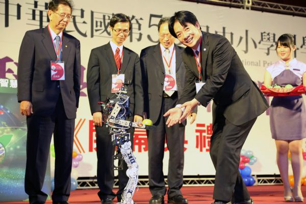 兒藝節熱鬧踩街揭幕 市長陳菊盼小朋友盡情玩藝術