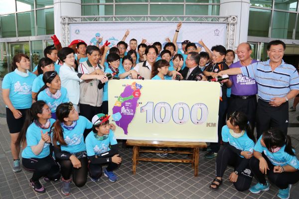 賴清德市長主持「單車成年禮」授證儀式　見證千里環島圓夢騎蹟