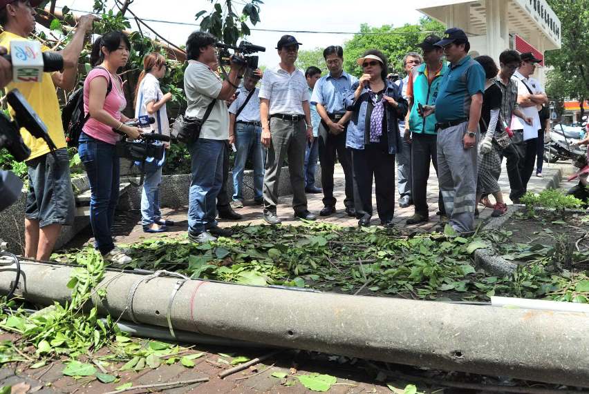 工務局養工處協同軍方進行市容清理工作 