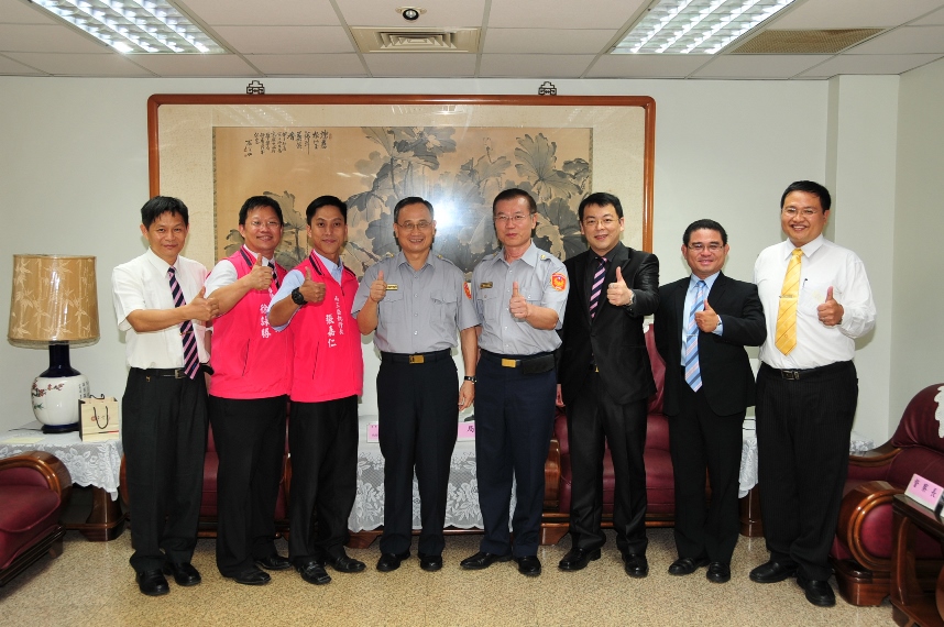 鳳山警友會主任周姿廷、分局長汪宗榮父親節慰勞警察辛勞