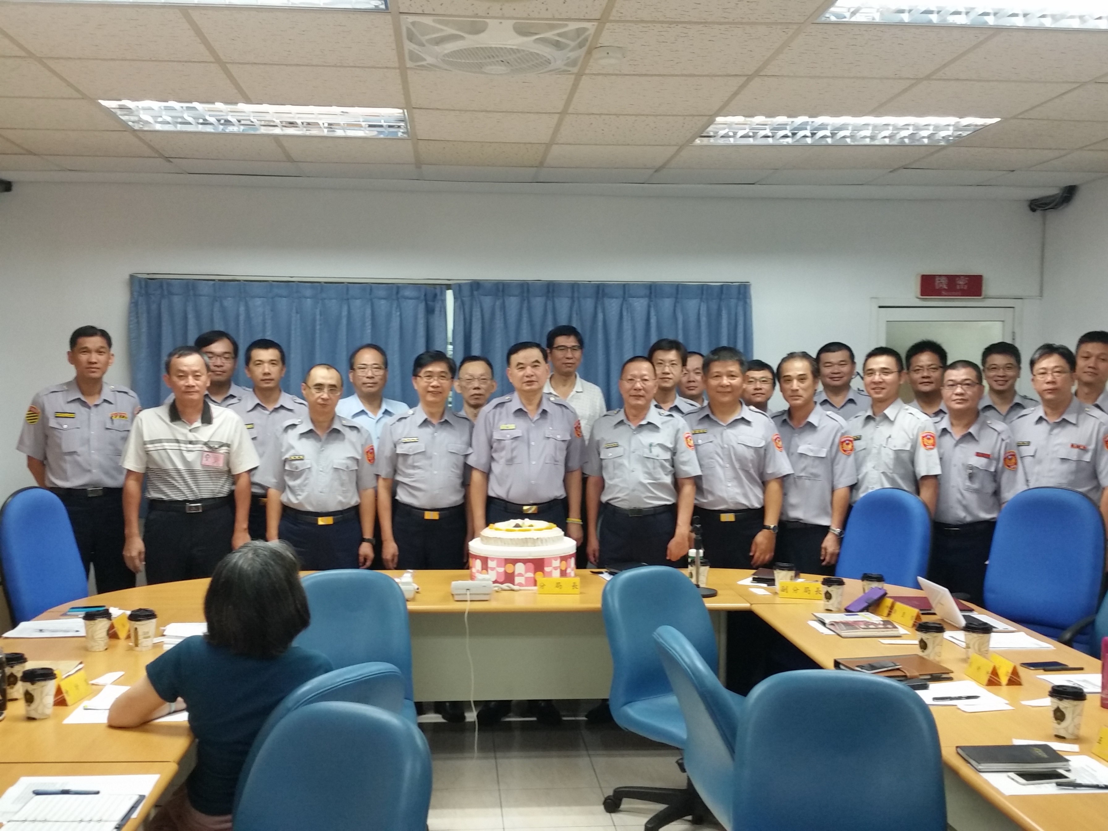 鳳山警友會主任周姿廷、分局長汪宗榮父親節慰勞警察辛勞