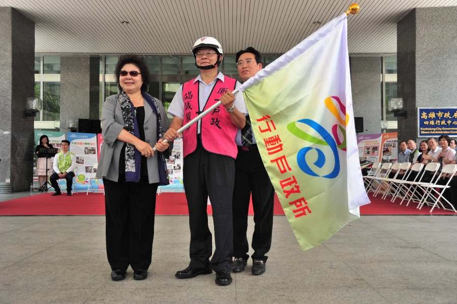 高市開辦全台第一個行動戶政所 市長陳菊：減少民眾奔波