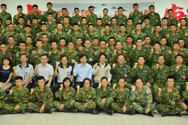 中秋節前夕賴清德市長率團至陸軍裝甲564旅勞軍