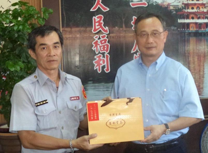 三民二分局鼎金所警員盧志宏奪刀阻自殘男 局長陳家欽頒破案茶鼓勵