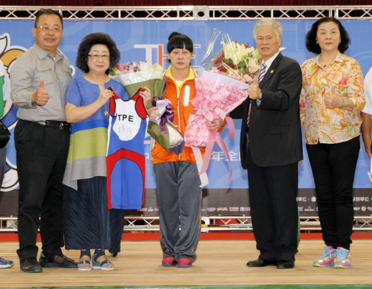 高雄市舉重協會為資深舉重女將黃釋緒舉辦引退儀式