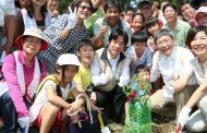 許台南運河一個緋色天空 賴清德市長與老樹團體種下鳳凰花小樹苗