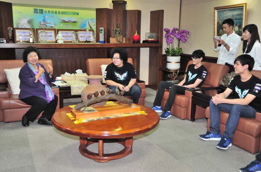 閃電狼職業電競隊拜會 陳菊：全力支持電競產業發展