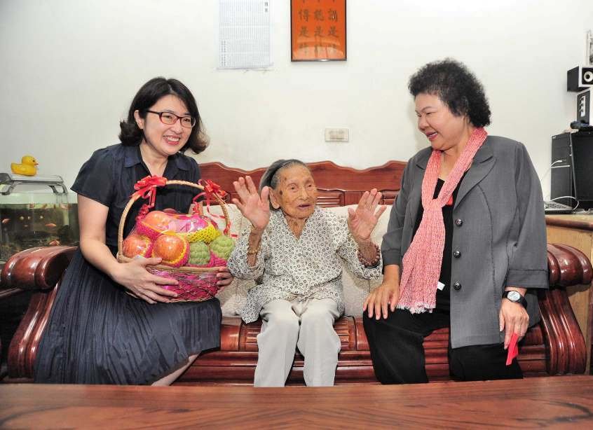 慰訪三民區107歲人瑞 陳菊市長祝福健康呷百二