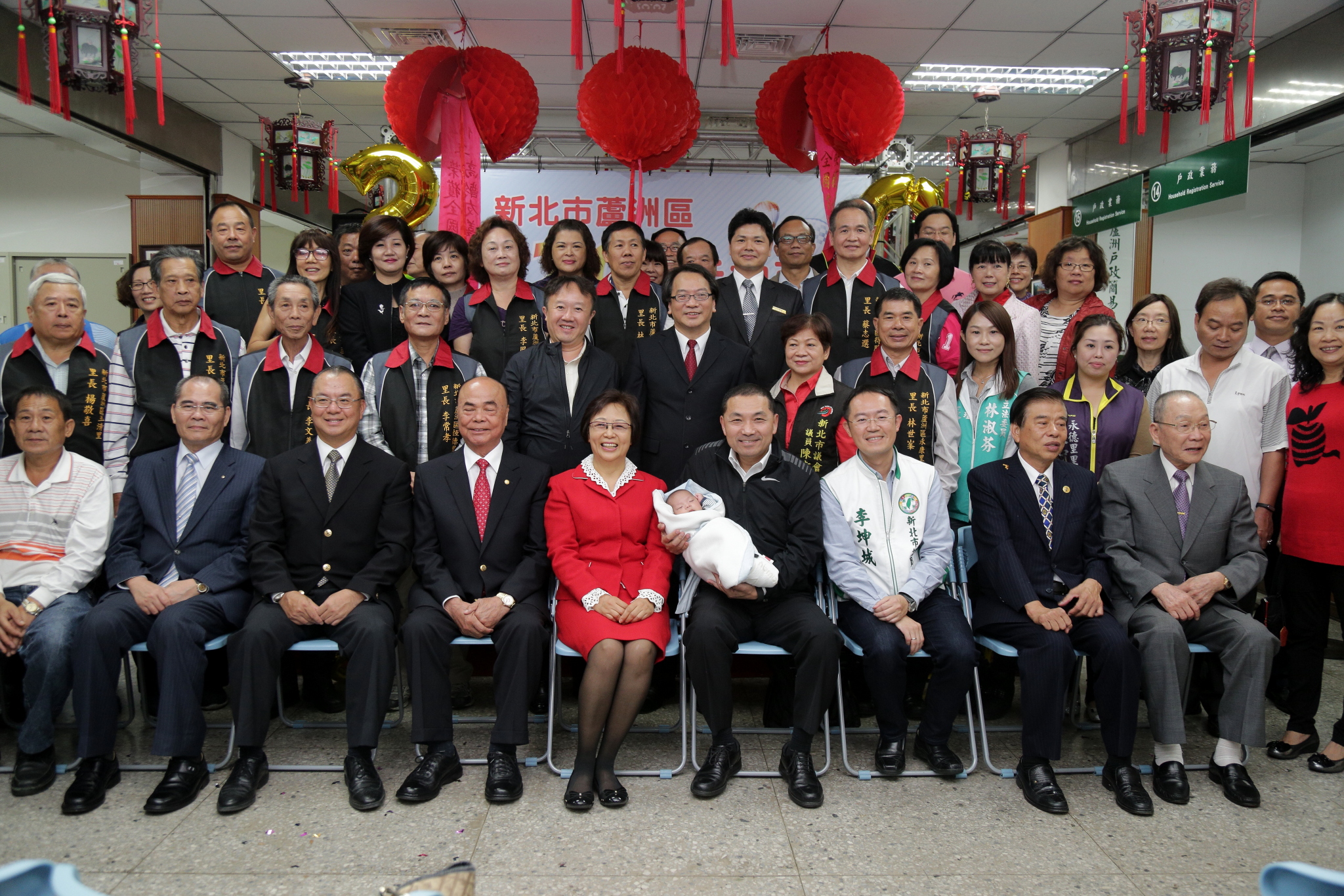 突破20萬人口　侯友宜贈新生兒金牌慶祝蘆洲發展榮景