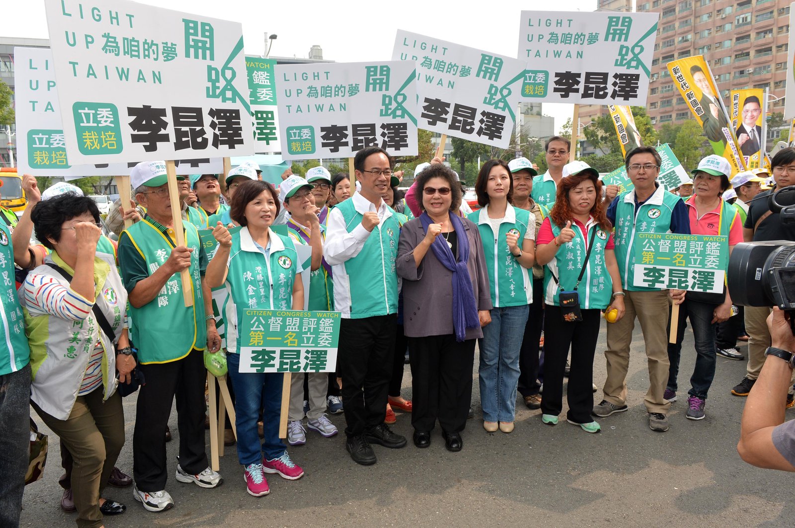李昆澤偕牽手完成參選登記 懇請三民東鄉親繼續栽培