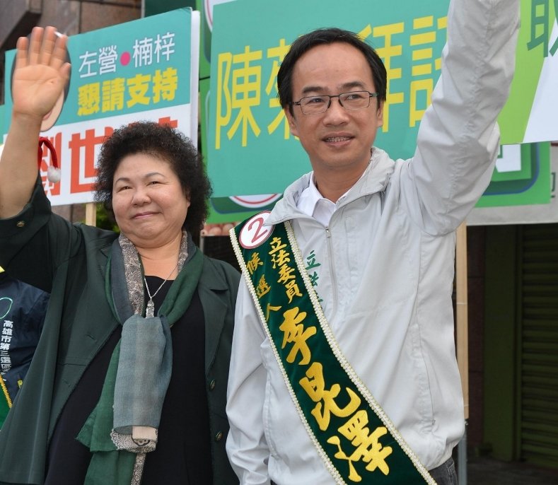 市長陳菊陪站街頭 屏東縣長潘孟安陪掃街 李昆澤人氣旺