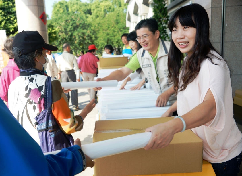 行政院南部中心 屏東贈猴年水果月曆反應熱絡