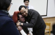 住院200多天 八仙塵爆傷者黃博煒今出院 朱立倫關懷探視