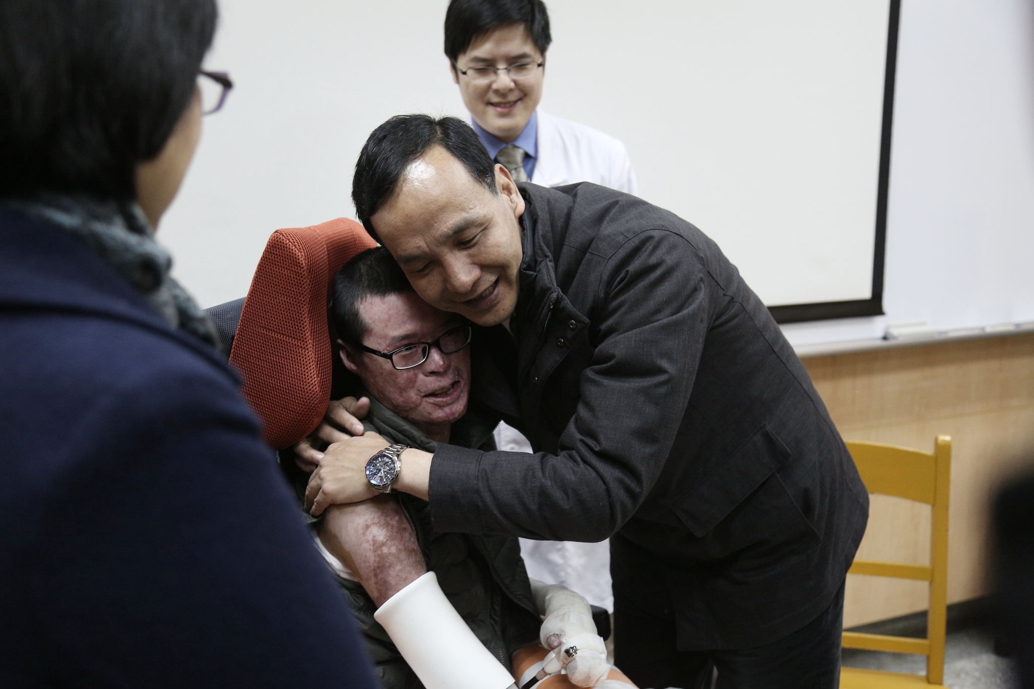 住院200多天 八仙塵爆傷者黃博煒今出院 朱立倫關懷探視