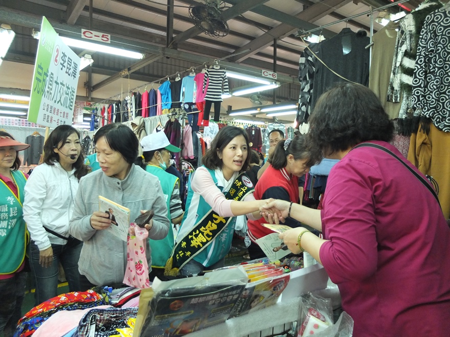 李昆澤夫人深入大街小巷90度鞠躬拜票  深受鄉親歡迎