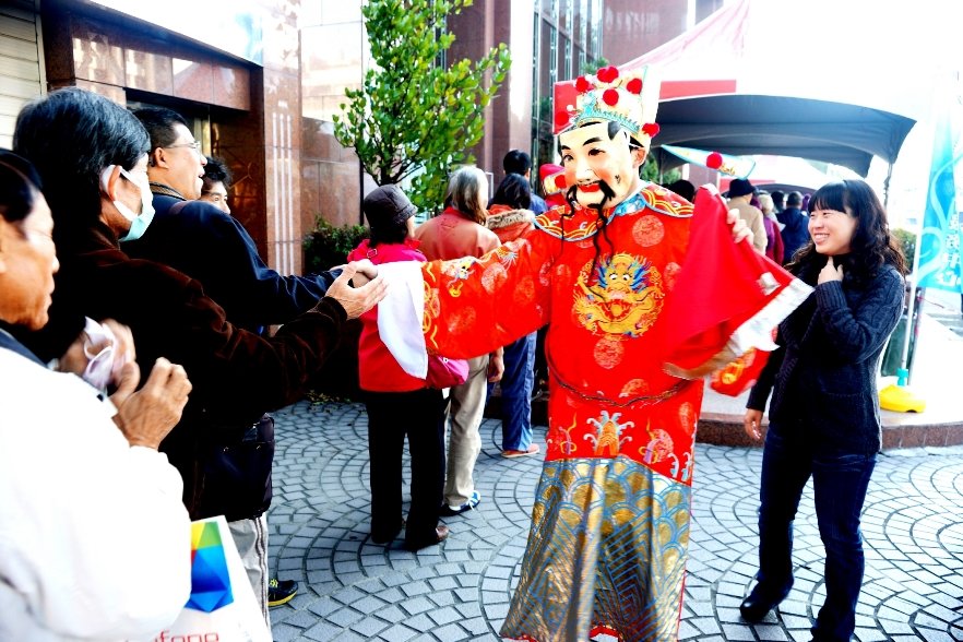 行政院南部中心請名家寫贈春聯「財神爺」請吃糖 並贈總統春聯、紅包袋