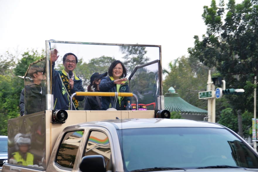 蔡英文親征相挺李昆澤 車隊掃街萬人空巷 迎接人潮綿延不斷