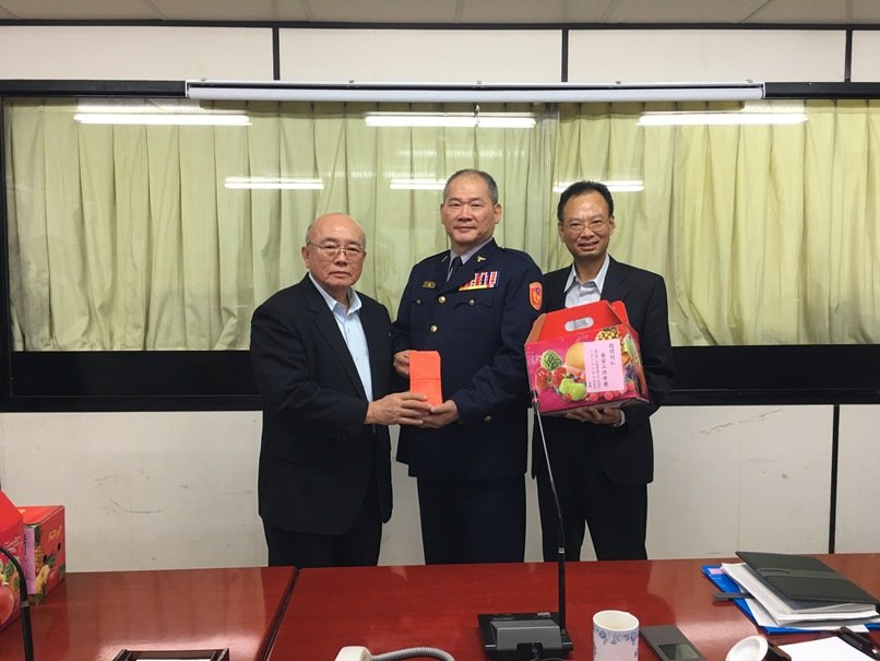 仁武分局長李碧昭.警友會吳建明主任慰問春安工作 激勵員警士氣