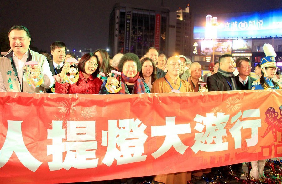 高雄燈會萬人提燈遊行 城市燈河為台灣祈福
