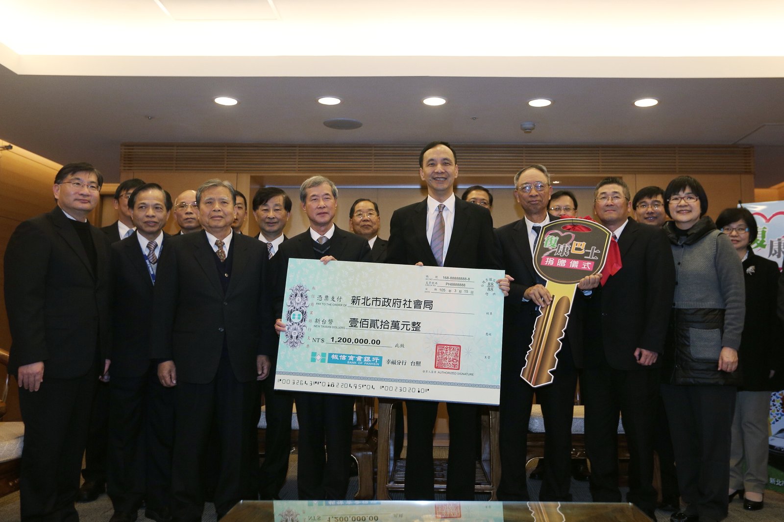 板信商銀樂捐復康巴士與營運費用 朱立倫感謝深耕地方的用心