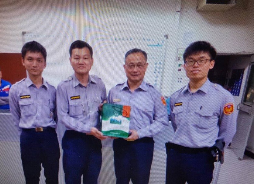 三民二分局偵破 縱火、竊案案  警察局長陳家欽頒發破案茶