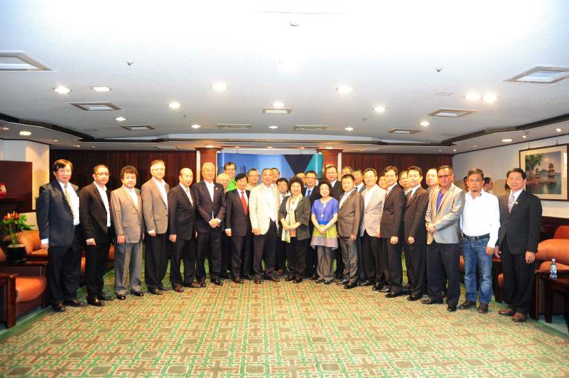 高雄兩大不動產公會捐款添置AED 市長陳菊感謝愛心善舉