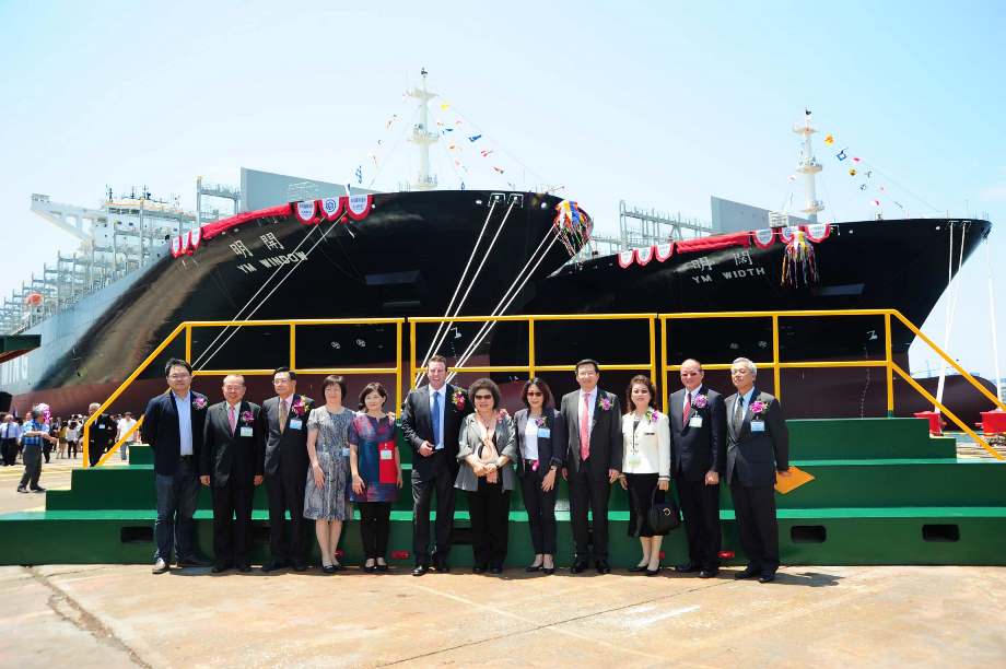 台灣造船史最大貨櫃輪命名 高雄市長陳菊擲瓶祝福