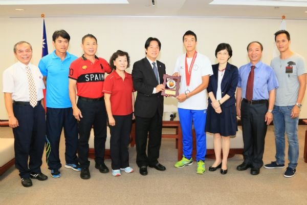 亞洲田徑十項全能銀牌選手王晨佑 賴清德市長親頒「臺南之光」