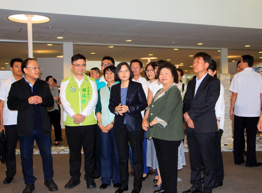 高雄市長陳菊陪同總統視察市立圖書總館 蔡英文：獲獎實至名歸