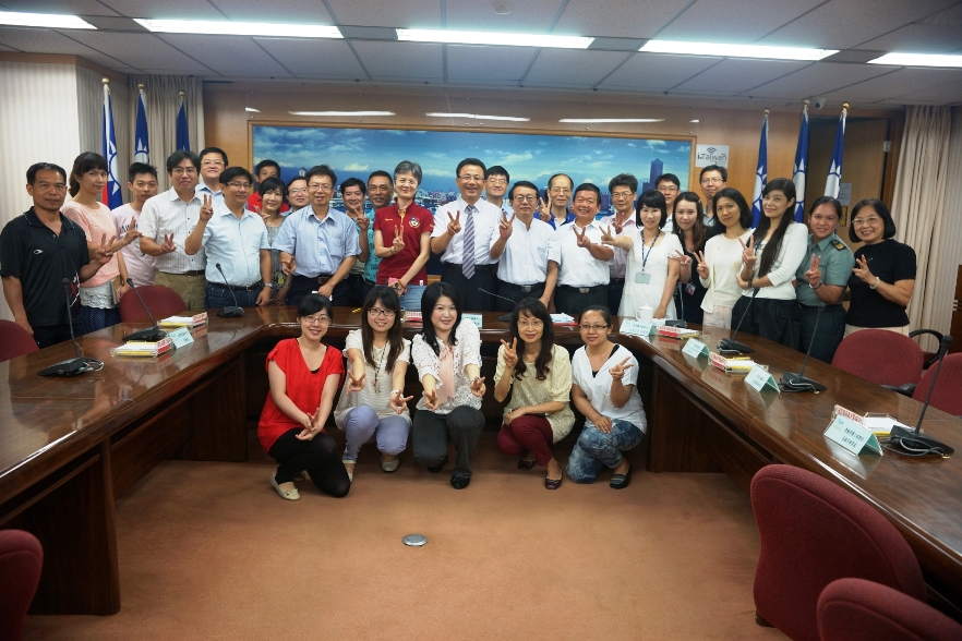 行政院南部中心執行長黃義佑履新就任 勉員工與時俱進 為民服務