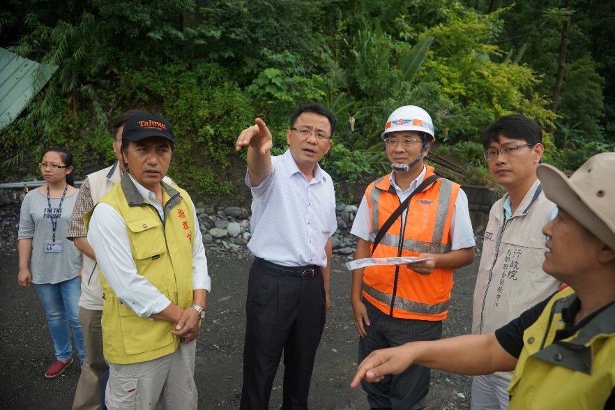 黃義佑冒雨勘查高雄桃源區災情 促盡快修復河床便道 近期將協調河道整治