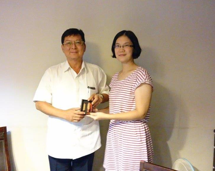三民二分局長李世昌頒紀念品 祝賀外事女警許瓊文考上警大研究所