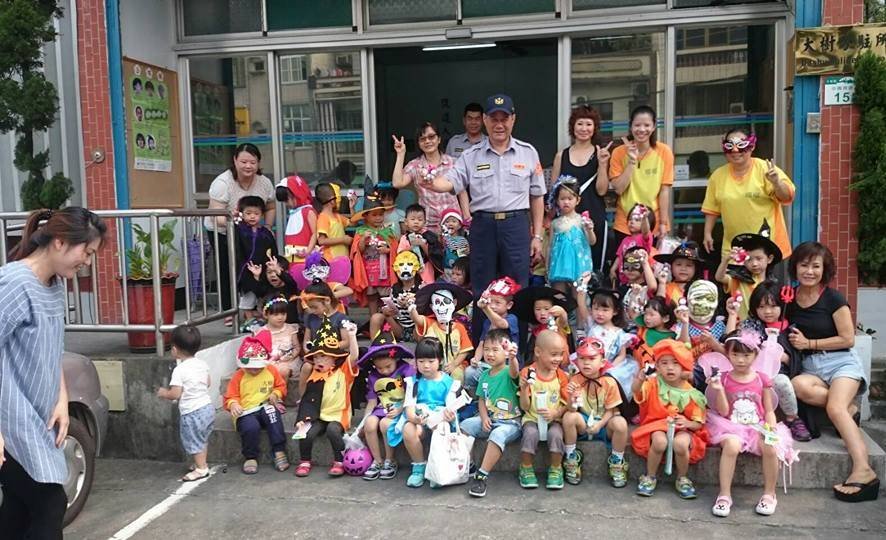 幼兒園歡慶萬聖 仁武分局大樹警同樂喜迎客