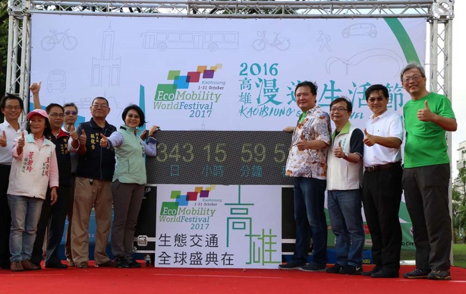 市民騎乘單車遊高雄 高雄市副市長許立明響應漫遊生活節