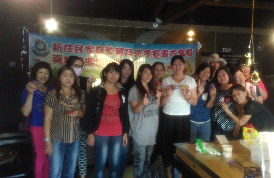 移民署新住民家庭教育課程 講師李秀金指導創意手作拉鍊花