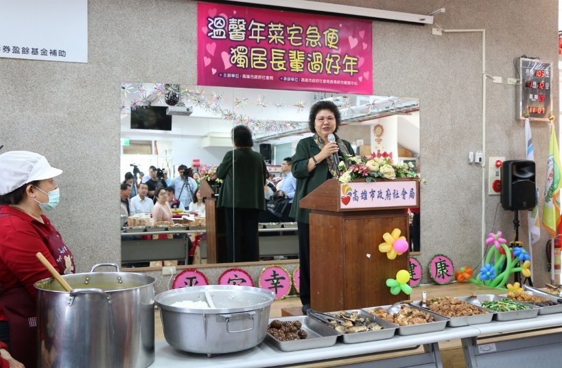 慰訪獨居長輩並致贈年菜 高雄市長陳菊祝福長輩健康呷百二