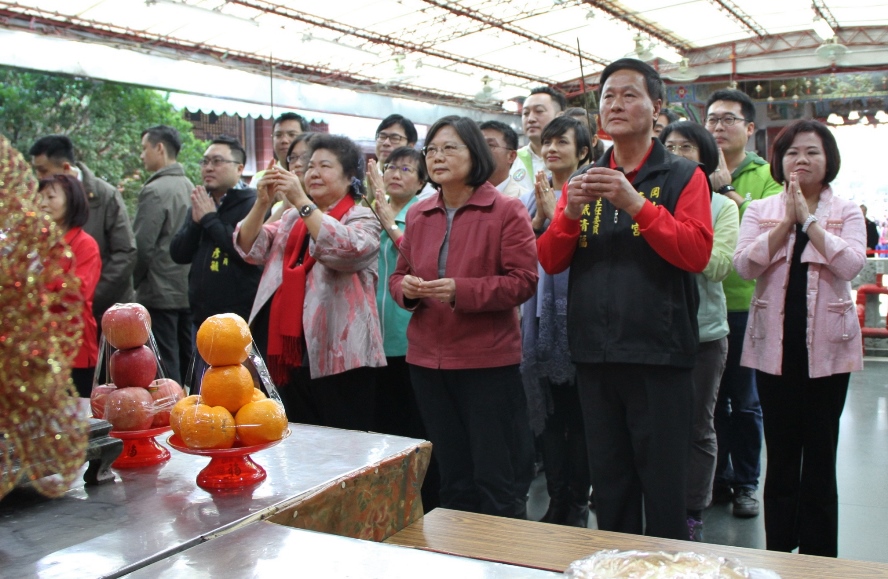 高雄市長陳菊陪同總統蔡英文發送福袋 民眾熱情歡迎