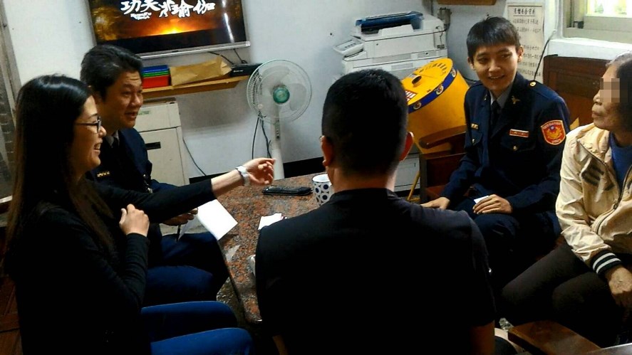 仁武分局鳥松分駐所所長紀淑如、警員葉晃銘 成功阻止老婦貳佰萬元損失