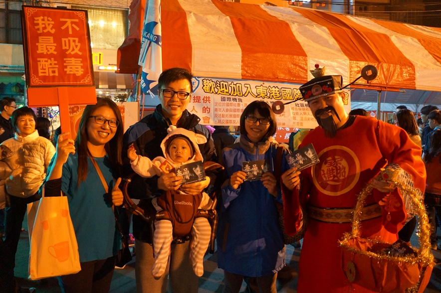 響應全民反毒 屏東港東隆宮財神爺不發錢幣發反毒品文宣