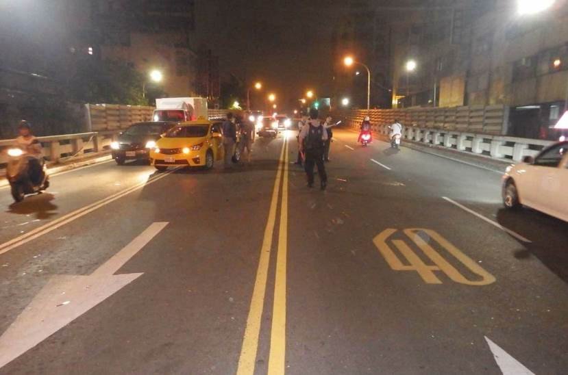 三民區大順路橋上重機倒地向前滑行 滑到對向撞上計程車