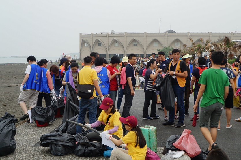 世界地球日高雄市總動員在旗津貝殼館淨灘