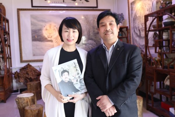 畫虎村畫家王建民與台灣新聞網記者合影