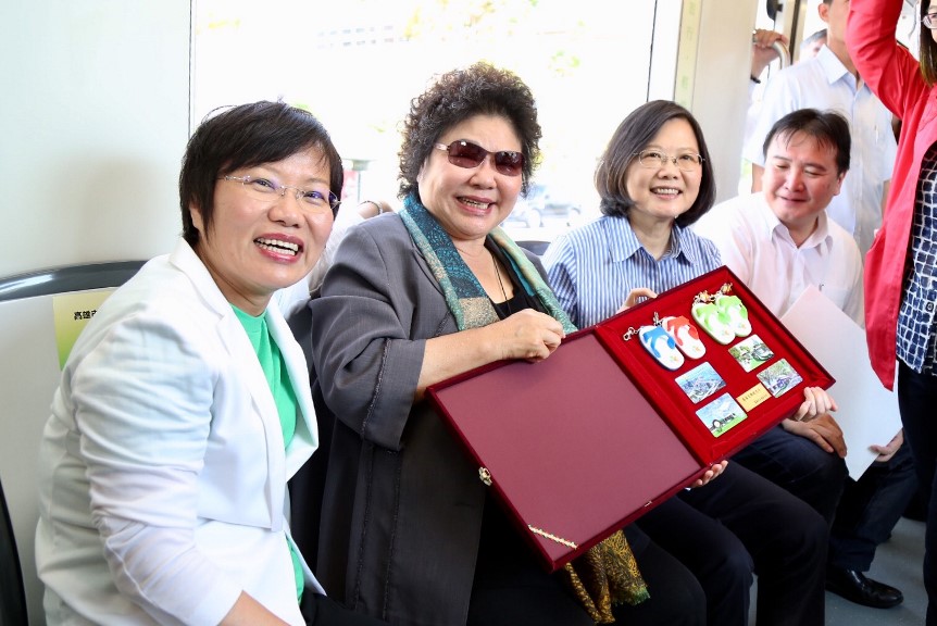 高雄市長陳菊陪同總統搭乘輕軌 聽取捷運黃線簡報