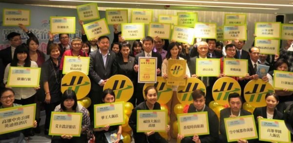 高雄市政府觀光局長曾姿雯與參與活動之合法旅宿業者合影