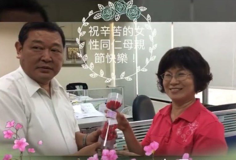 三民第一分局長戴台捷送給分局每一位同仁康乃馨預祝母親節快樂