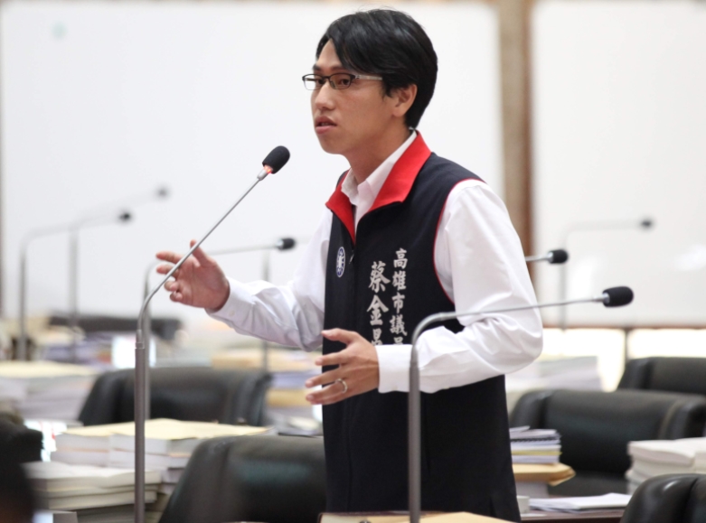 高雄市議員蔡金晏建議市府改善騎樓亂象並全面檢討公車路線 提高市民搭乘公車意願