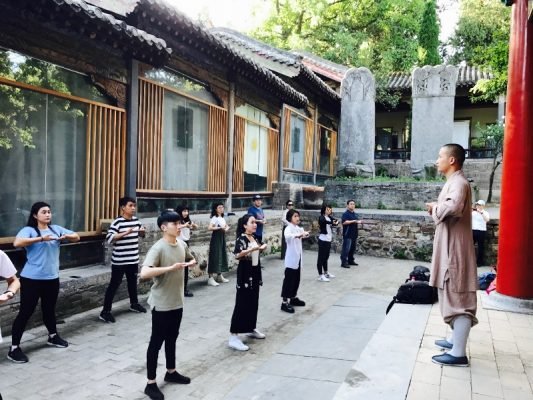 兩岸青年交流活動的台灣學員練習少林養生功
