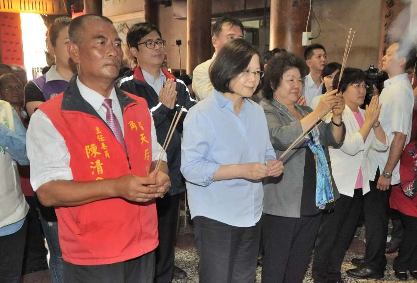 總統蔡英文參拜燕巢天后宮 高雄市長陳菊陪同祈求國政順利